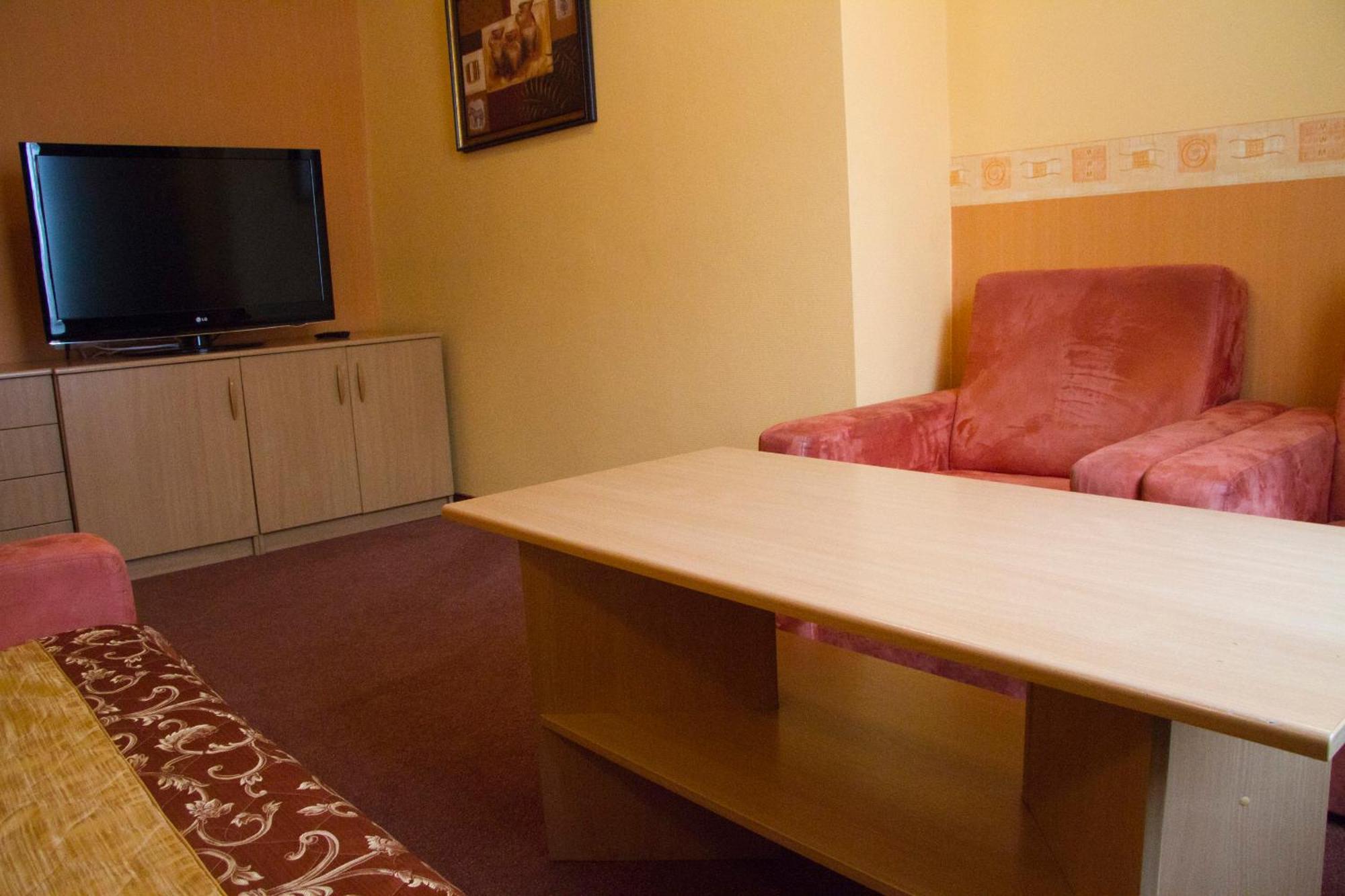 Hotel Iskra Ряшів Екстер'єр фото