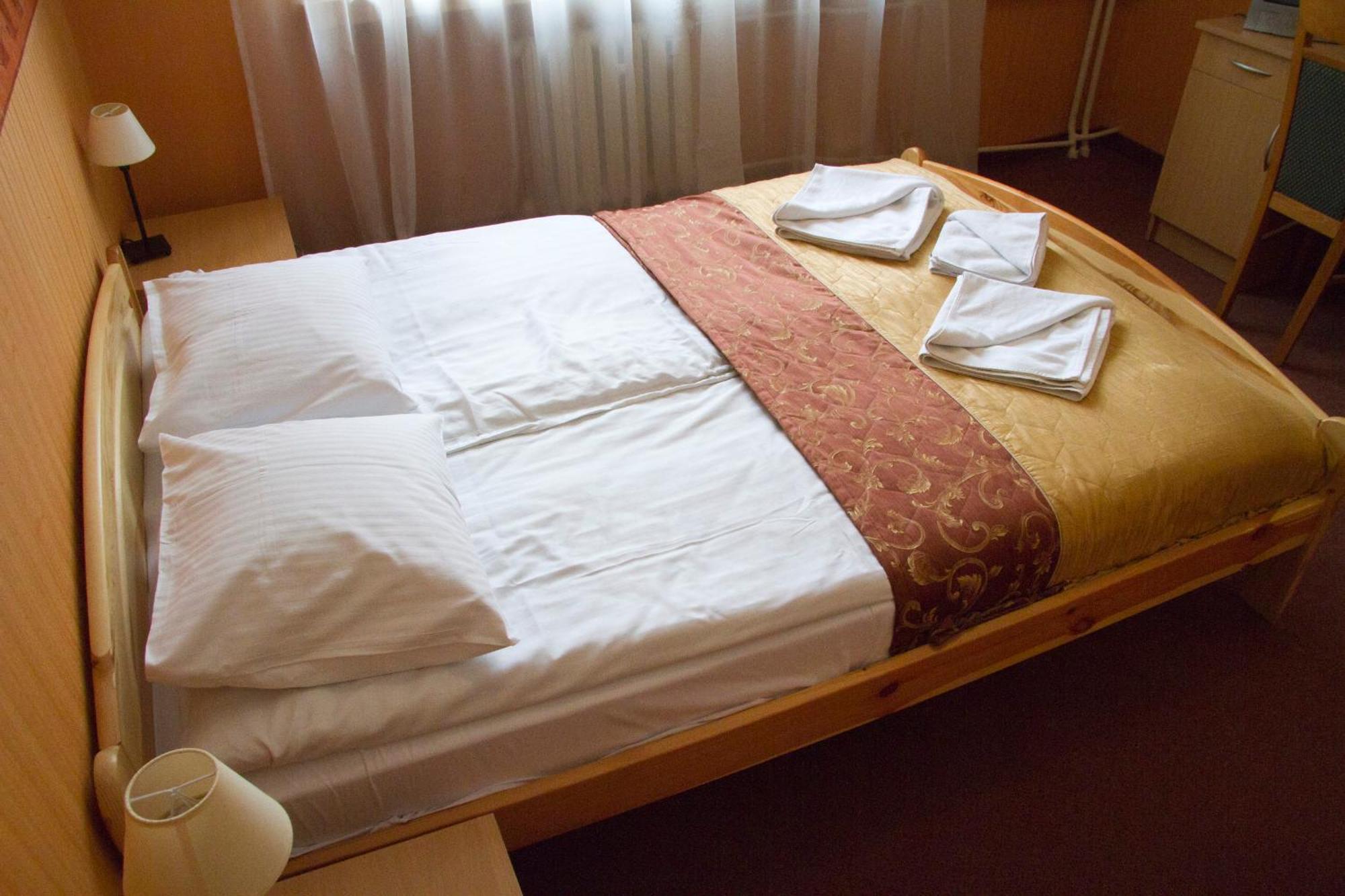 Hotel Iskra Ряшів Екстер'єр фото