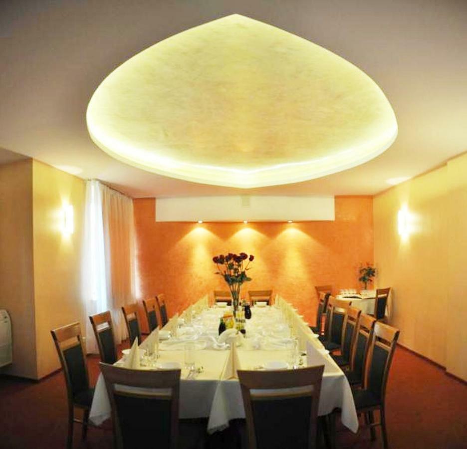Hotel Iskra Ряшів Екстер'єр фото